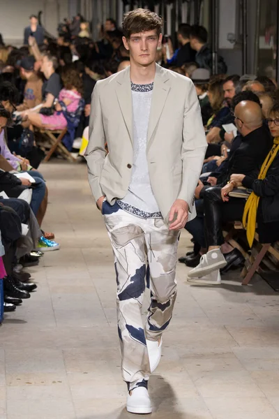 Look 17